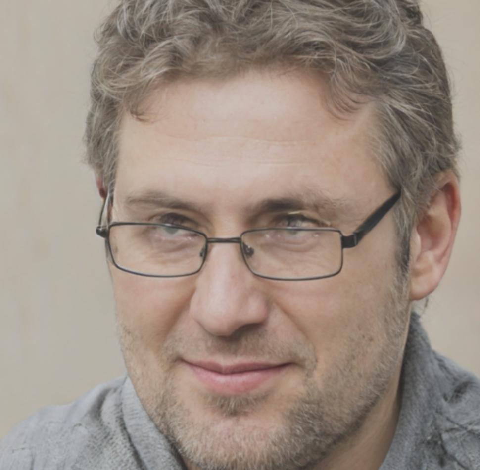 Instructor experto en fundamentos de finanzas personales